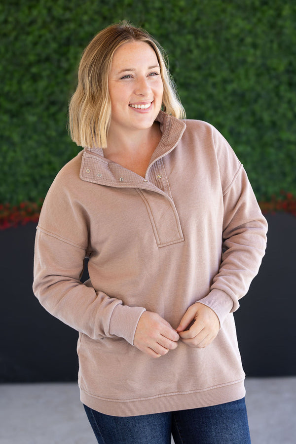 Jesse Vintage Wash Snap Pullover in Tan