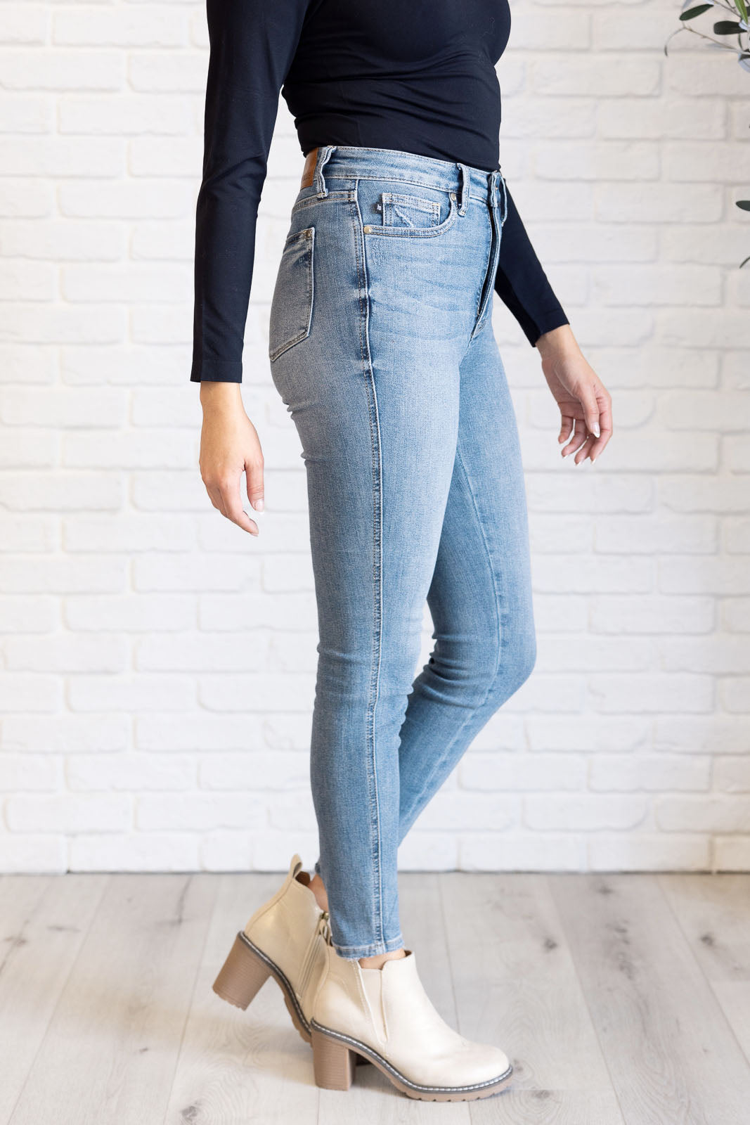 Judy Blue High Rise Control Top Contrast Wash Skinny Jeans