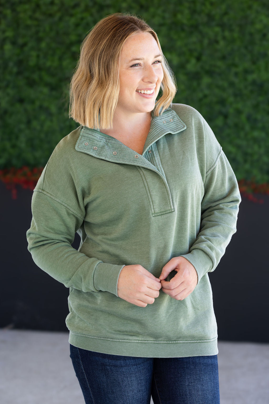 Jesse Vintage Wash Snap Pullover in Olive