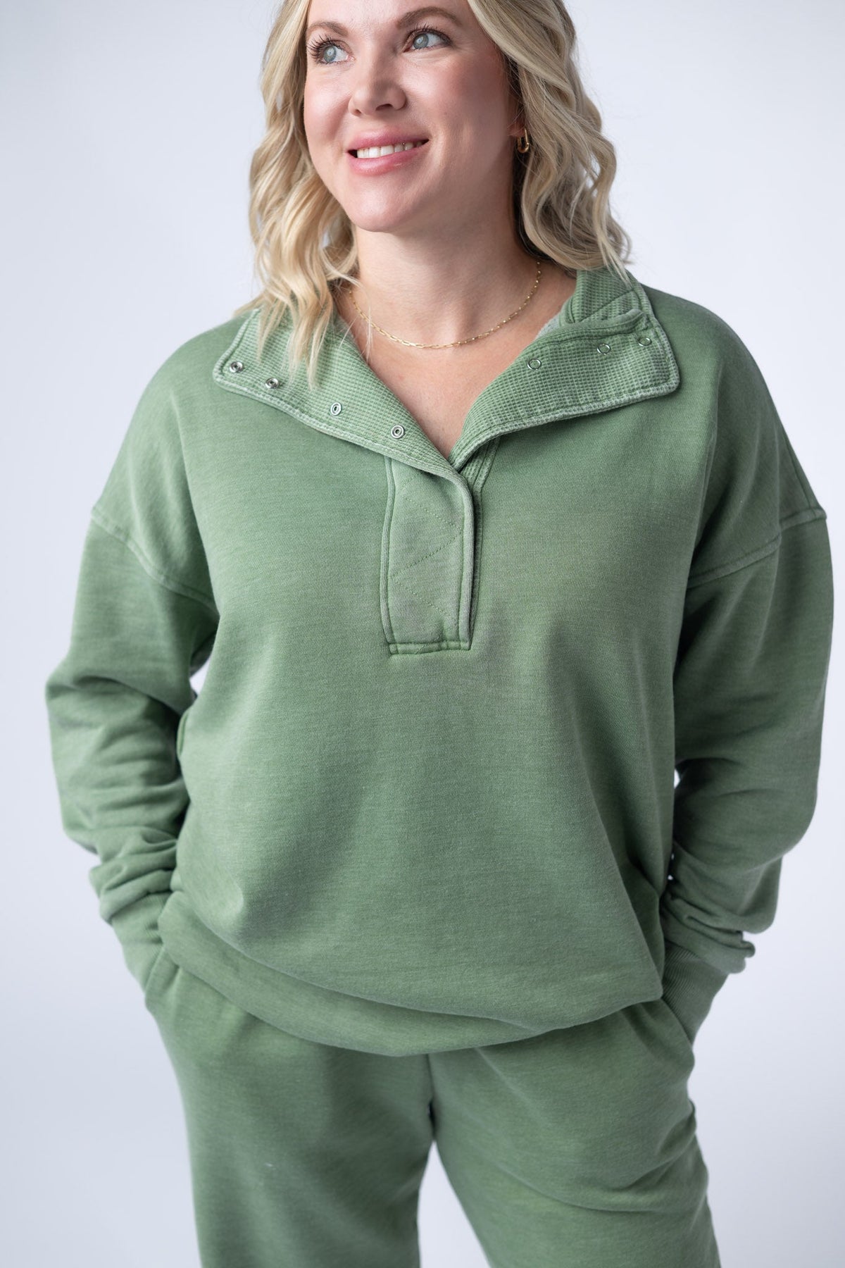 Jesse Vintage Wash Snap Pullover in Olive