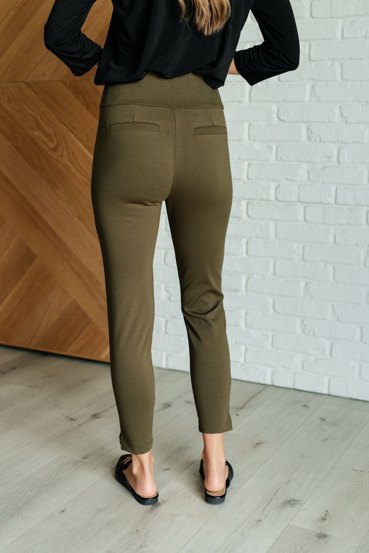 Magic Ankle Crop Skinny Pants in Olive