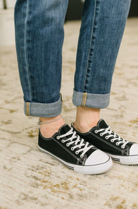 Judy Blue Mid Rise Billie Boyfriend Jean in Everyday Indigo